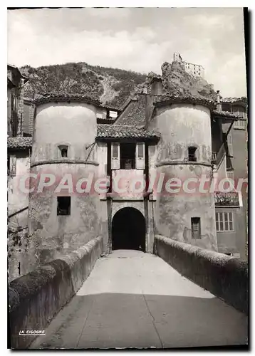 Cartes postales Entrevaux B A Porte et pont levis commandant l'entree de la villa au fond la Citadelle fortifiee