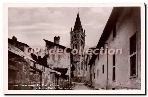 Cartes postales Embrun la Cathedrale et la rue Emile Chignes