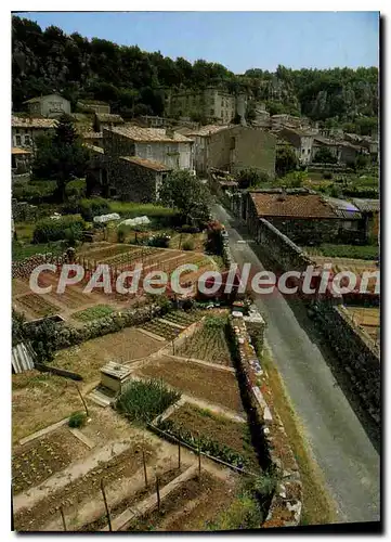 Ansichtskarte AK Vallee moyenne de l'Ardeche Vogue Village classe Antique cite dominee par le chateau feodal et b