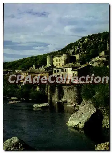 Ansichtskarte AK La Vallee moyenne de l'Ardeche Vogue Adosse a la falaise calcaire le Chateau domine le village a