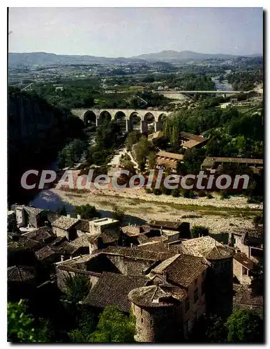 Cartes postales La Vallee moyenne de l'Ardeche Vogue Vue generale du village adosse a la falaise le Chateau feod