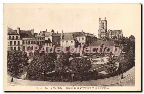Cartes postales Troyes Jardin de la Prefecture et la Cathedrale