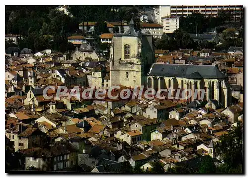 Cartes postales Les Gorges de l'Aveyron Villefranche de Rouergue L'Eglise Notre Dame Precedee d'un enorme cloche