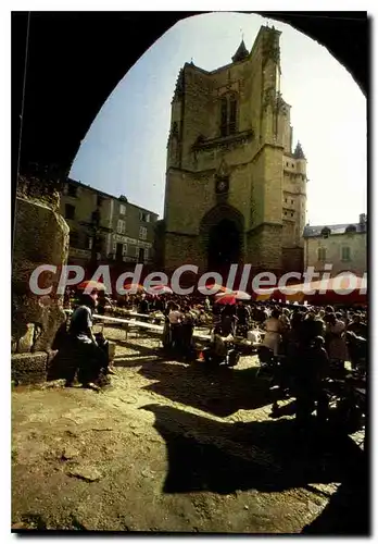 Cartes postales Villefranche de Rouergue Place Notre Dame entouree de couverts L'Imposant Clocher porche de l'Eg