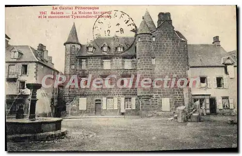 Ansichtskarte AK Le Cantal Pittoresque Salers La Maison Sevestile et le monument Tyssandier d'Escous