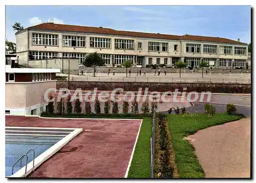 Cartes postales Chabanais Le groupe scolaire Au premier plan une vue partielle de la piscine