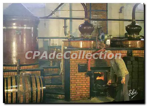 Cartes postales Nos Richesses Regionales Le Cognac La distillation des Vins des Charentes s'effectue encore dans