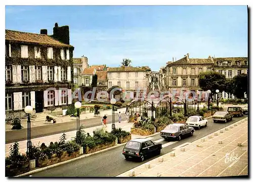 Cartes postales Angouleme La nouvelle place pres de l'Hotel de Ville