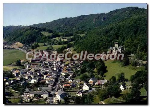 Cartes postales Image du Cantal Polminhac Vue panoramique sur le village au pied du Chateau de Pesteils et son d