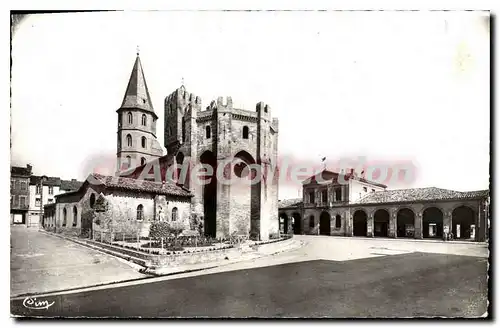 Cartes postales L'Isle en Dodon Eglise et Place du Chateau