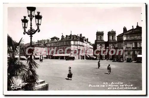 Cartes postales Auch Place de l'Hotel de Ville et la Cathedrale