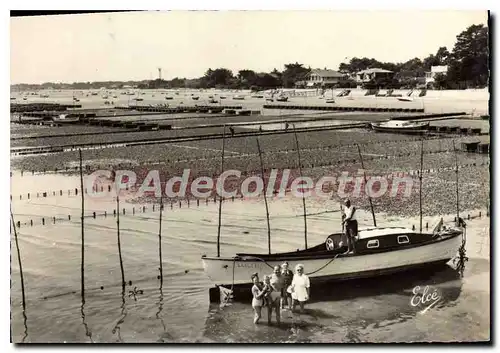 Cartes postales moderne Cap Ferret Belisaire Les Parcs aux Huitres Au fond Le Phare