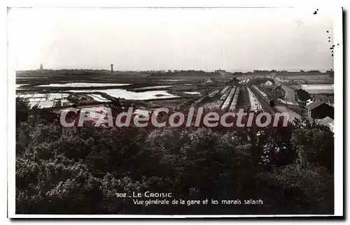 Ansichtskarte AK Le Croisic Vue Generale de la gare et les Marais salants
