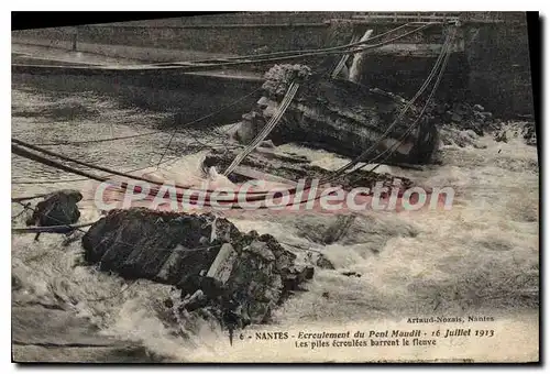 Cartes postales Nantes Ecroulement du Pont Maudit Les Piles ecroulees barrent le fleuve