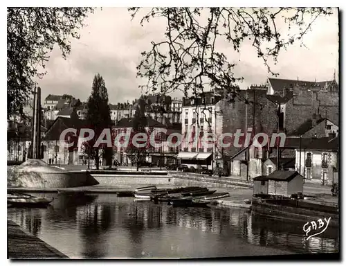 Cartes postales Nantes La Riviere l'Erdre et le Monument erige a la Memoire des Cinquante Otages fusill�s par le