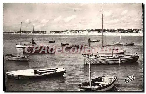 Cartes postales Pornichet Bateaux dans le Port au fond La Plage