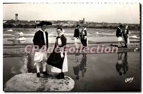 Cartes postales Paludiers En Costume Sur Les Marais Salants