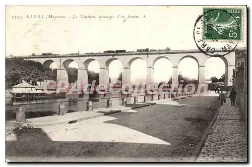 Ansichtskarte AK Laval Le Viaduc Passage d'un train