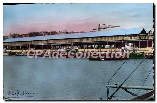 Ansichtskarte AK Boulogne Sur Mer Bateaux De Peche Et La halle aux poissons