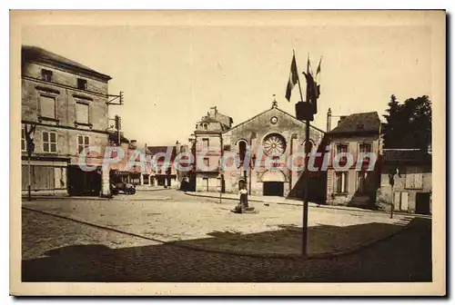 Ansichtskarte AK Loudun Place Sainte Croix