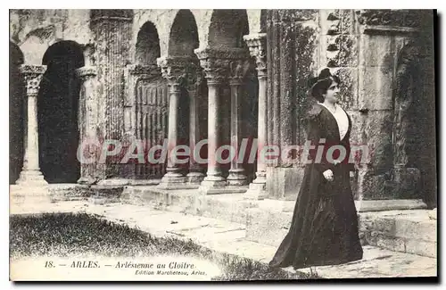 Cartes postales Arles Arlesienne Au Cloitre