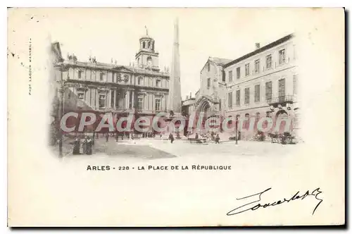 Cartes postales Arles La Place De La Republique