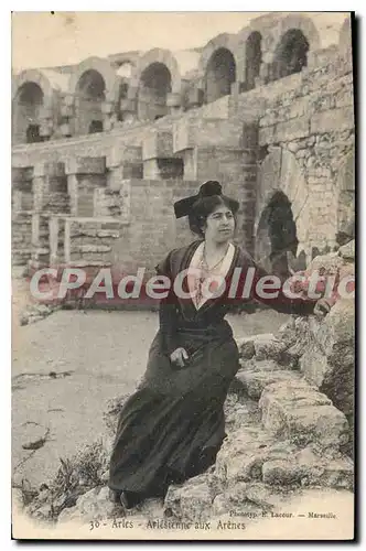 Cartes postales Arles Arlesienne Aux Arenes