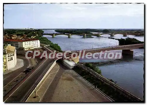 Cartes postales moderne Tarascon Sur Rhone Le Rhone Et Le Pont Reliant La Ville Avec Beaucaire