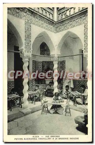 Cartes postales Alger rue Marengo Petites Algeriennes travaillant � la broderie indig�ne