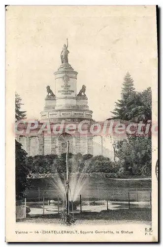 Ansichtskarte AK Chatellerault Square Gambetta La Statue