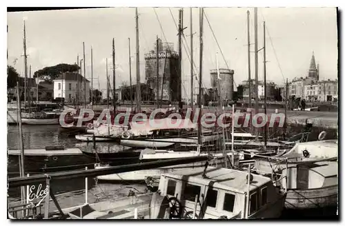 Cartes postales La Rochelle Les Bateau De Plaisance Au Fond Les Tours