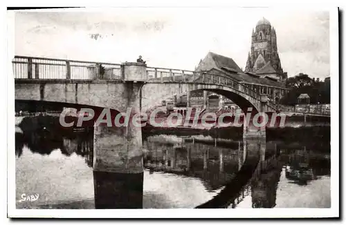 Cartes postales Saintes La Passerelle Et Le Clocher St Pierre