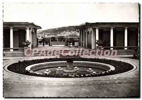 Cartes postales moderne Deauville La Plage Fleurie Les Bains Et Vue Sur Trouville