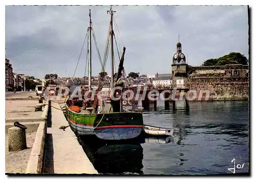 Cartes postales moderne Concarneau Bateau De Peche Devant I'Entree De La Ville Close