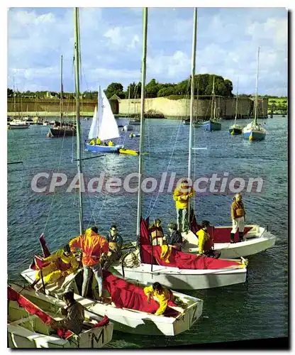 Cartes postales moderne Concarneau Ecole De Voile Devant Les Remparts De La Ville Close