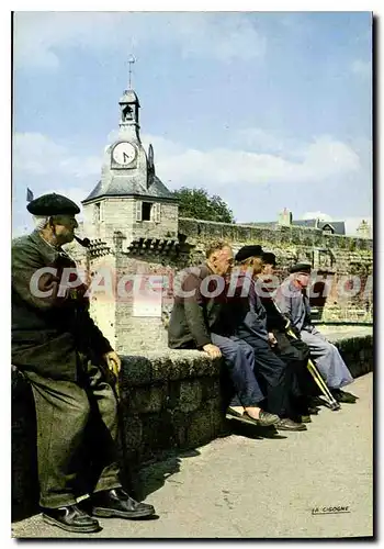 Cartes postales moderne Concarneau Repos Bien Gagne Devant Les Remparts