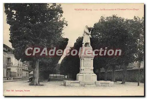Cartes postales Vernon Le Monument Et I'Avenue Victor Hugo