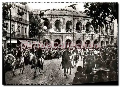 Cartes postales moderne Nimes Defile Des Gardians Devant Les Arenes