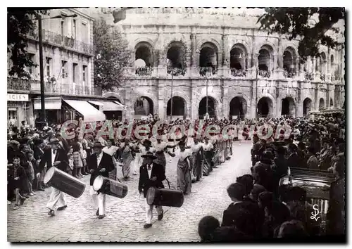 Cartes postales moderne Nimes Defile Des Tambourinaires Et I'Arlesiennes