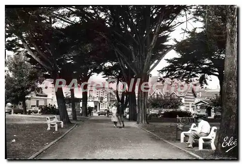 Cartes postales Soulac Sur Mer La Place De I'Eglise