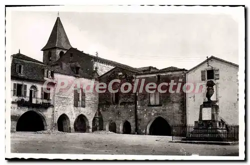Cartes postales Monpazier Place Centrale Avec Clocher Eglise