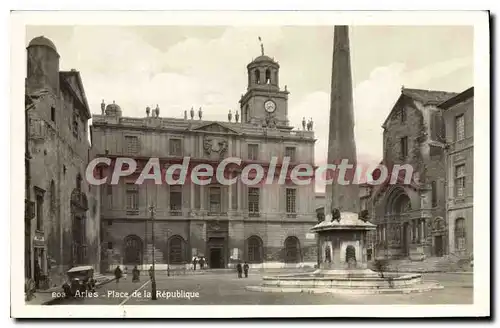 Cartes postales Arles Place de la Republique