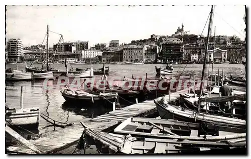 Cartes postales Marseille Un coin du Vieux Port Au fond Notre Dame de la Garde