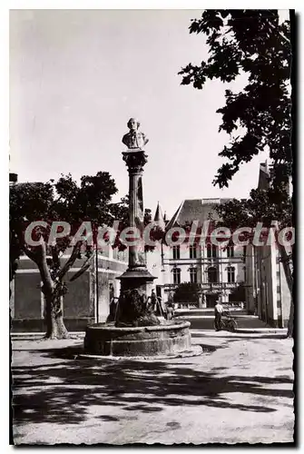 Ansichtskarte AK Charleval Bouches du Rhone La Fontaine monumentale Cesar de Cadenct fondateur de Charleval