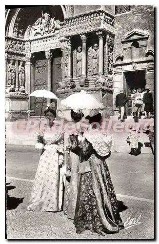 Cartes postales Arles Arlesiennes devant Saint Trophime