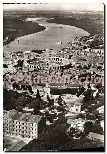 Cartes postales moderne Arles B du R Vue aerienne la Ville et le Rhones au centre les Arenes