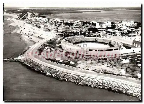 Cartes postales moderne En Avion Au Dessus Les Saintes Maries de la Mer Bouches du Rhone Les Arenes et la Promenade