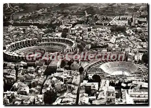 Cartes postales moderne En Provence Arles Bouches du RHone Vue aerienne Les Arenes et le Theatre Antique