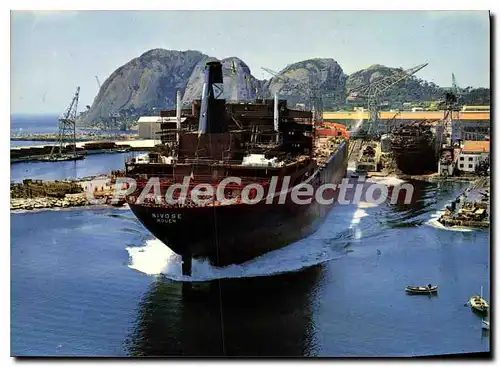 Cartes postales moderne Lumiere et Beaute de la Cote d'Azur La Ciotat Lancement de Bateau Nivose dans les chantiers de