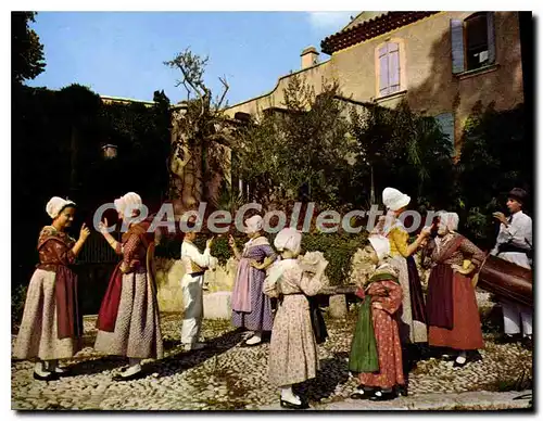 Cartes postales moderne Folklore Provencal EN Provence devant le Mas jeunes Marseillaises dansant la Fricassee ballet c